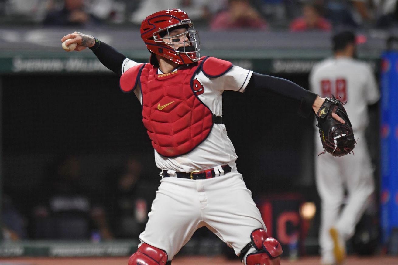 Roberto Pérez reaching back to throw a baseball