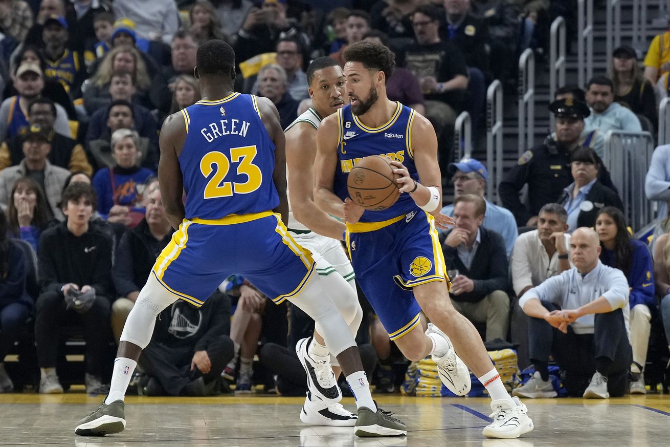 Klay Thompson dribbling around a Draymond Green screen