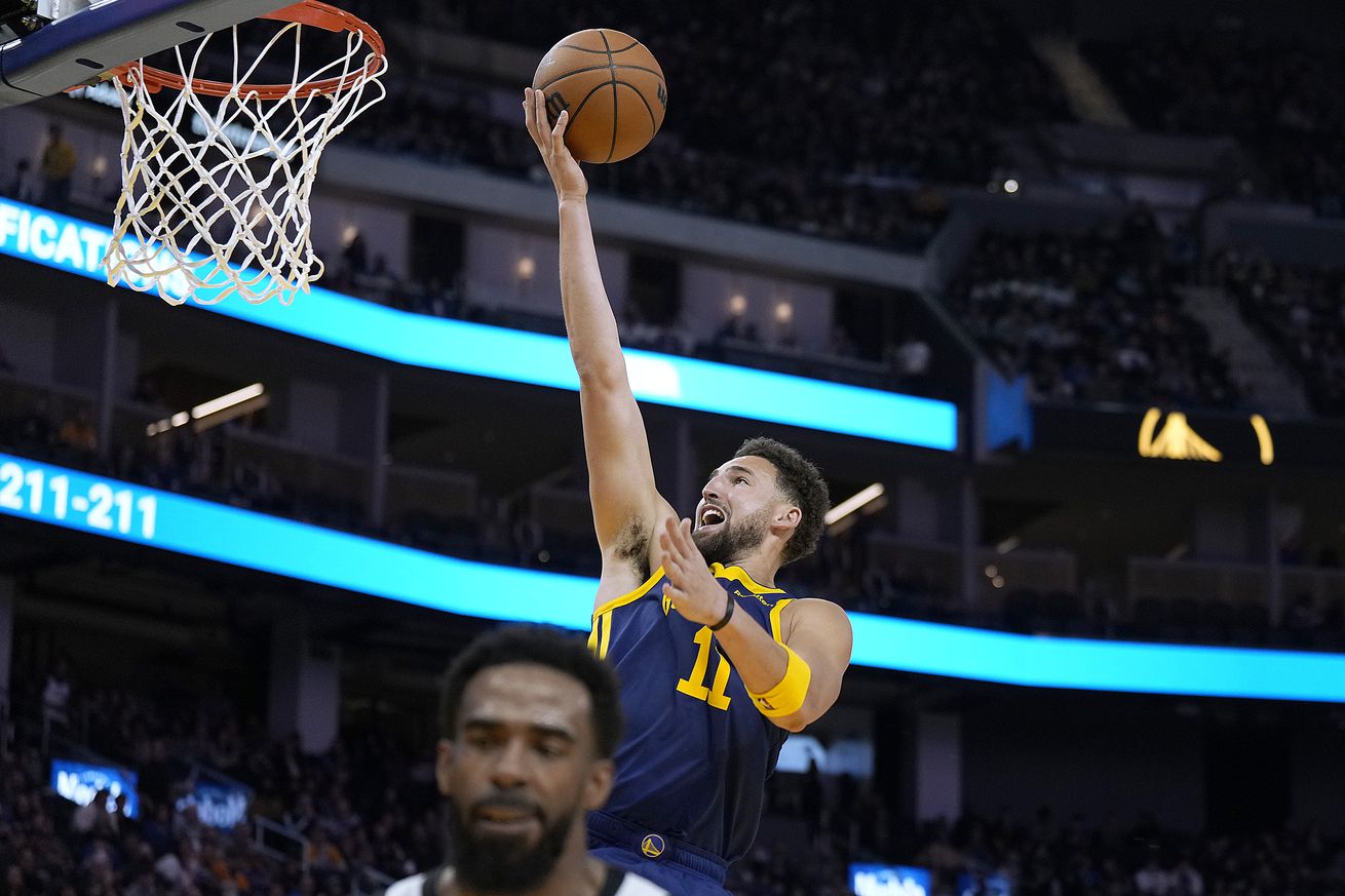 Klay Thompson laying up a finger roll