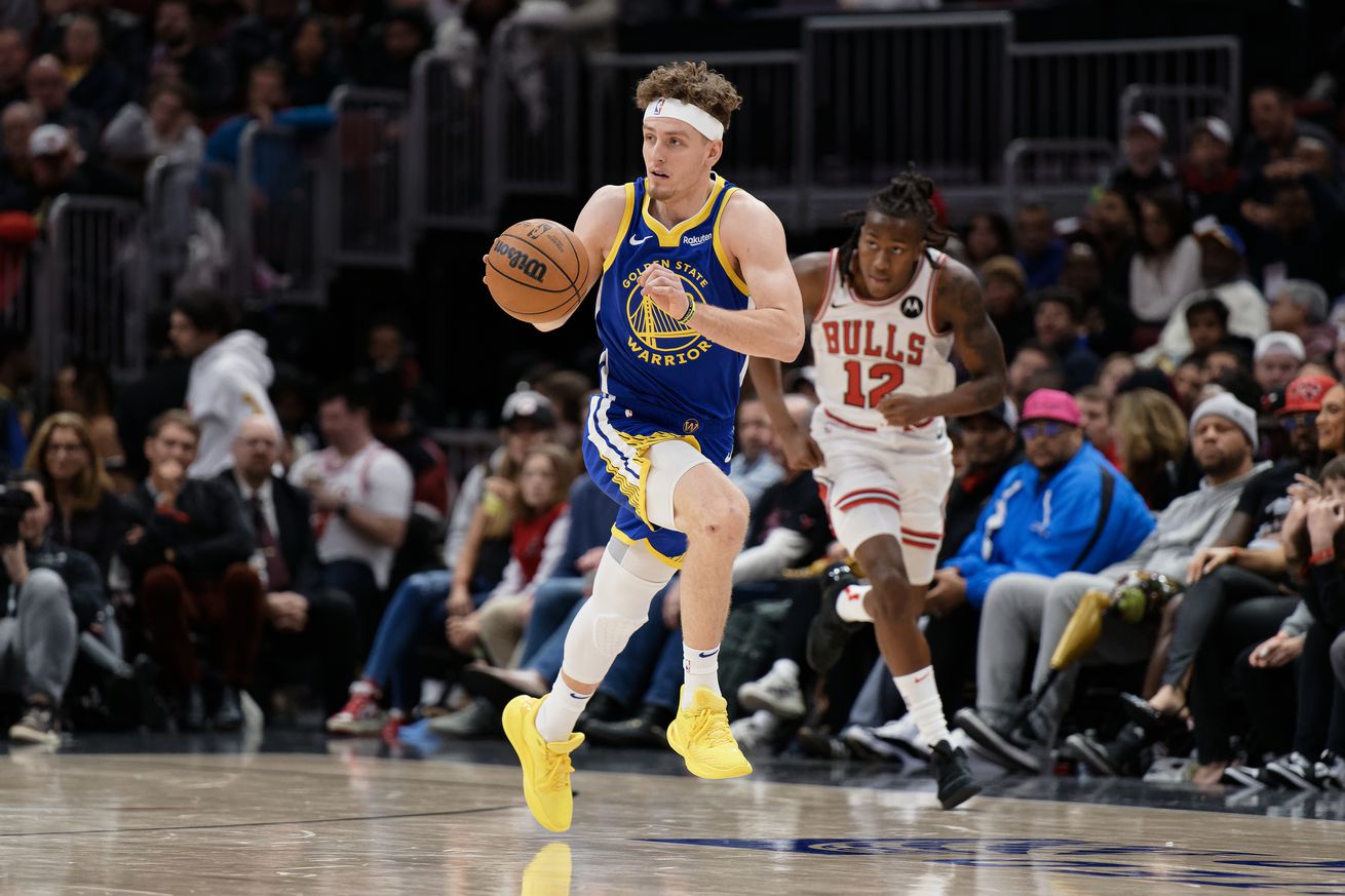 Brandin Podziemski dribbling the ball down the court. 