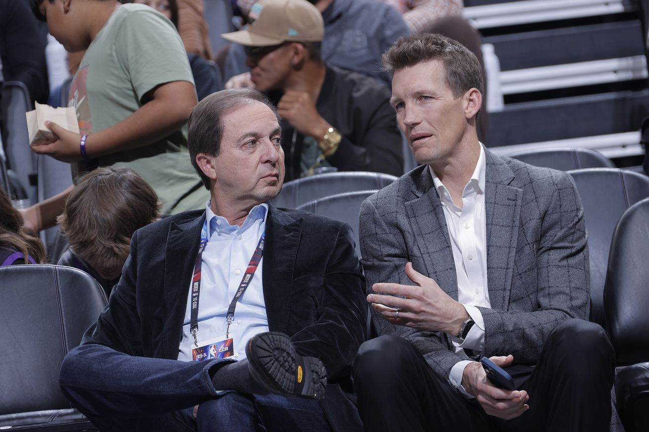 Mike Dunleavy Jr. talking to Joe Lacob. 