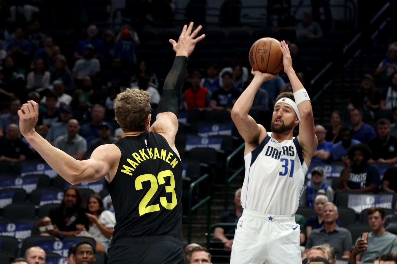 Klay Thompson shooting a jump shot over Lauri Markkanen’s outstretched hand. 