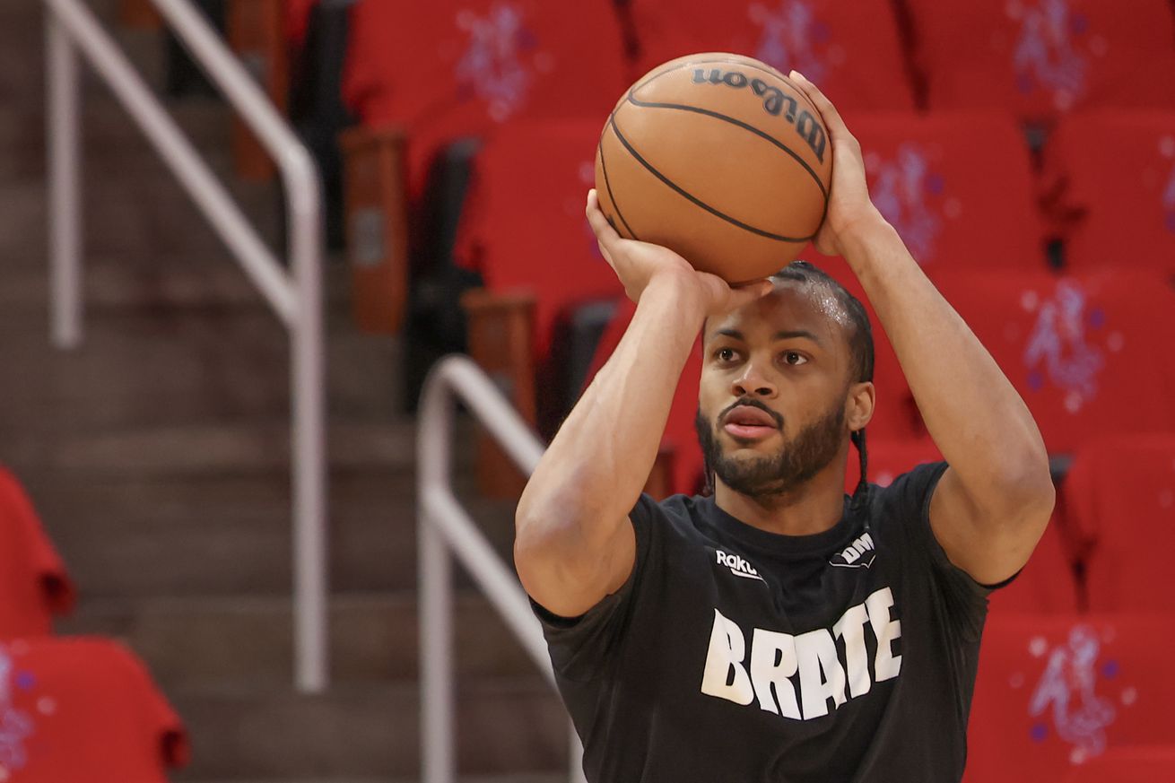 Moses Moody shooting a jump shot in warmups. 