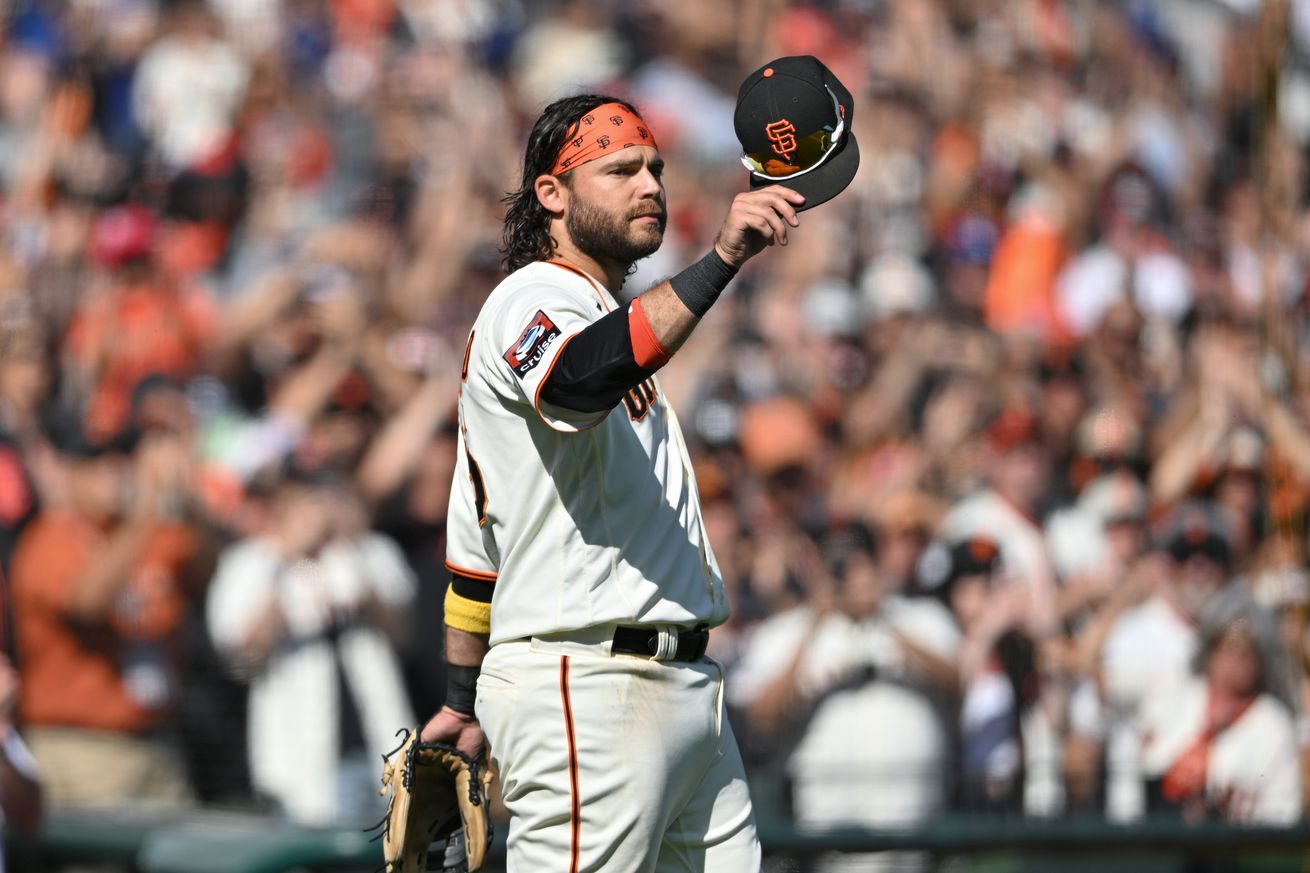 Brandon Crawford tipping his hat to Giants fans. 