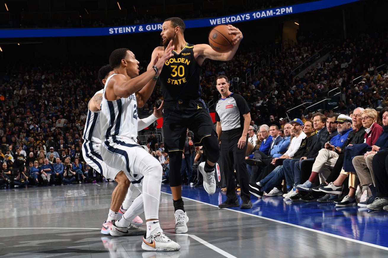 Steph Curry leaping to throw a pass with his left hand. 