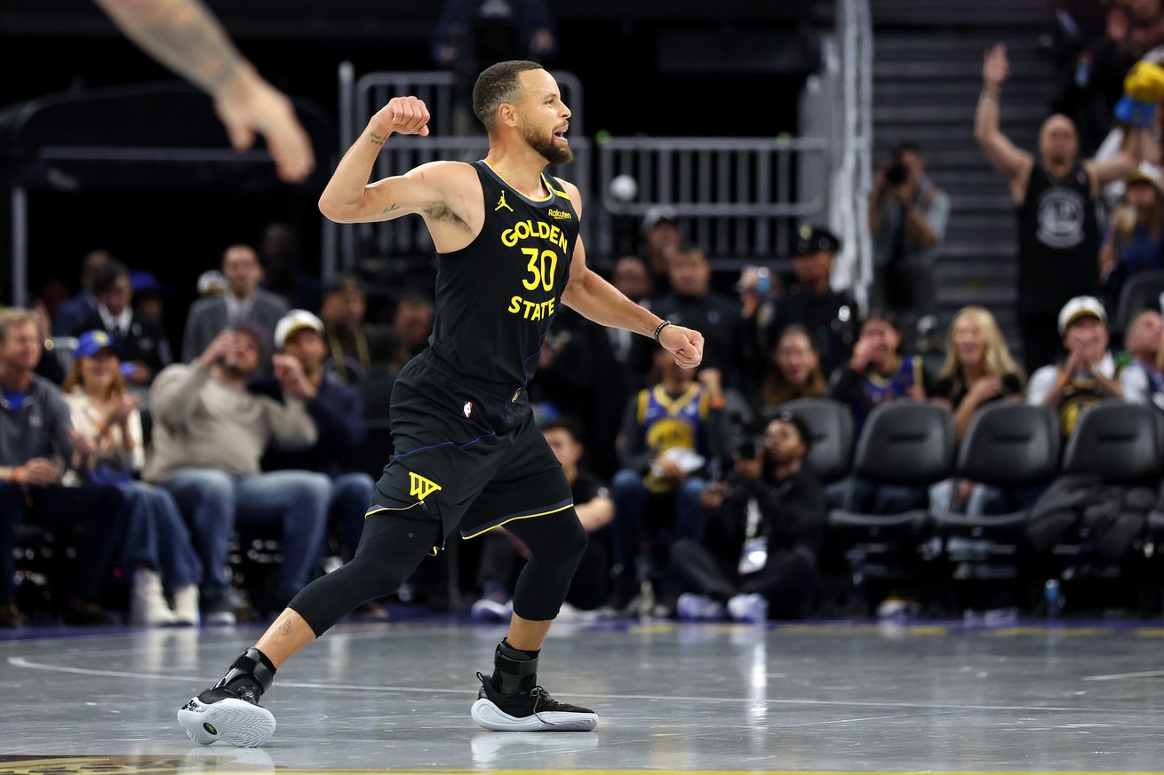 Steph Curry celebrating by pumping his fist. 