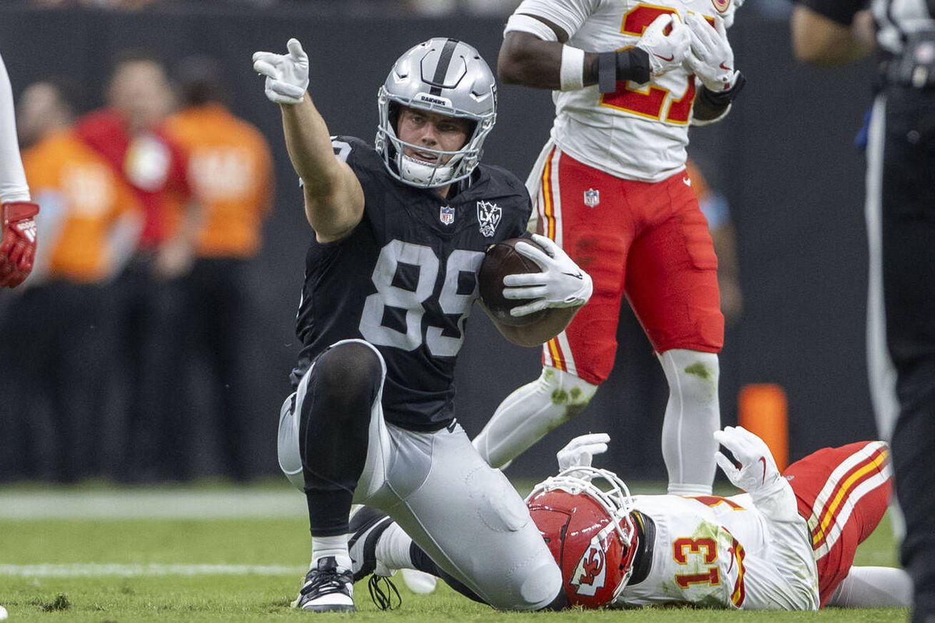 SPORTS-FBN-RAIDERS-CHIEFS-TIGHTENDS-LV