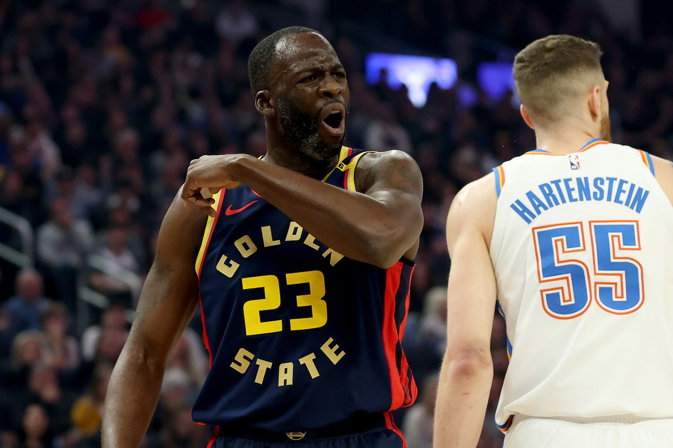 Draymond Green contesting a call while Isaiah Hartenstein walks behind him.