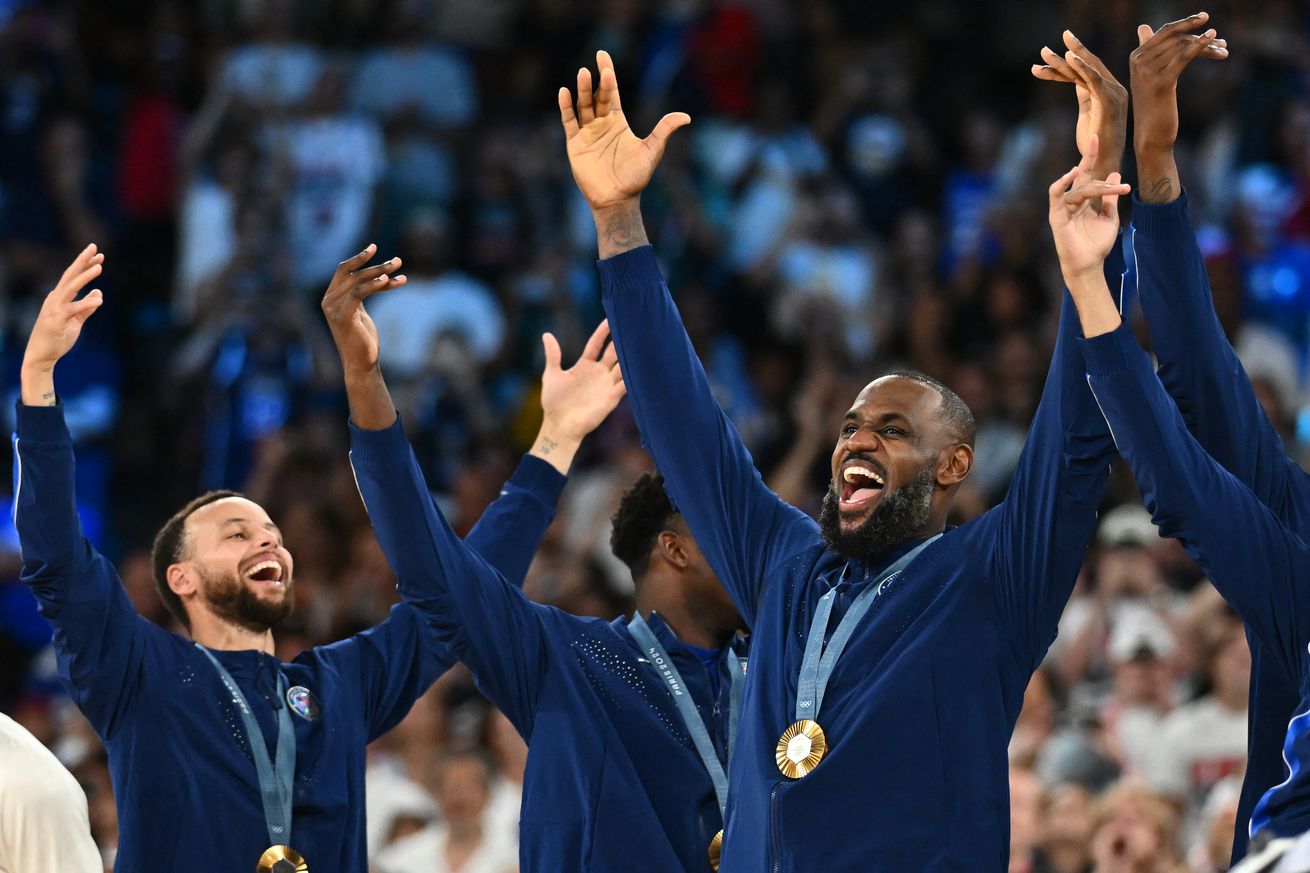 TOPSHOT-BASKETBALL-OLY-PARIS-2024-FRA-USA-MEDALS