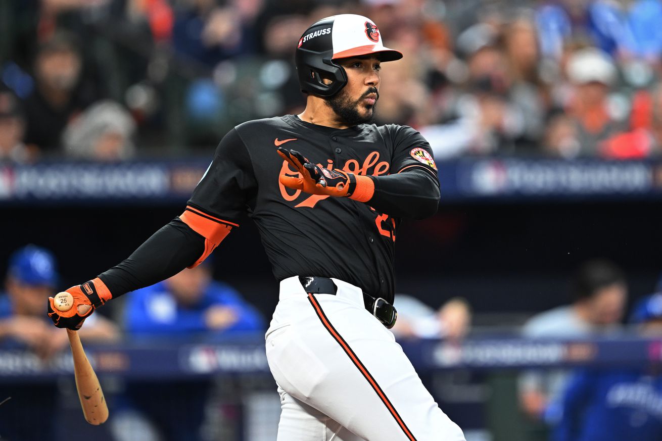 Anthony Santander swinging a bat.