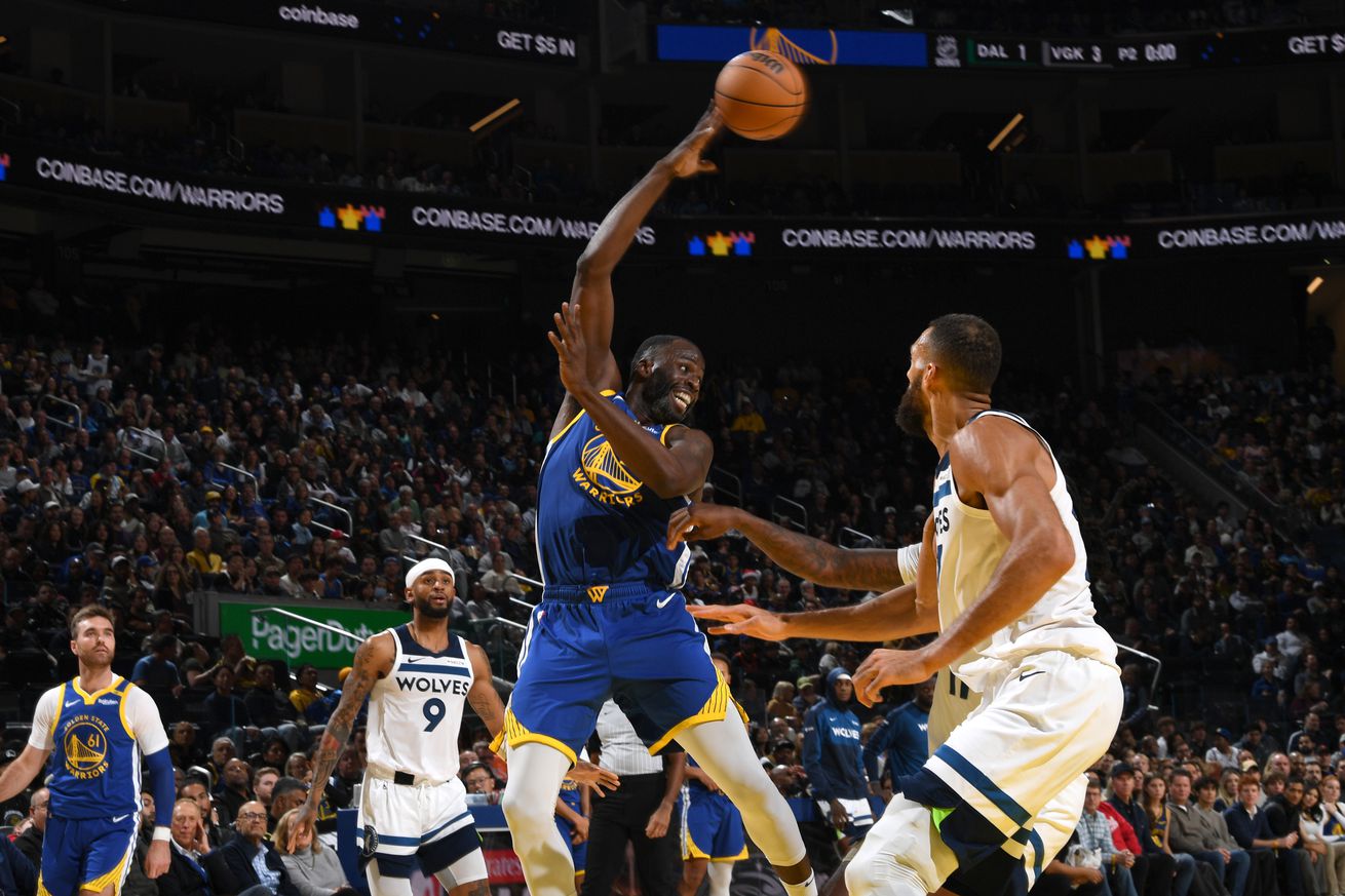 Draymond Green throwing a pass over his shoulder. 