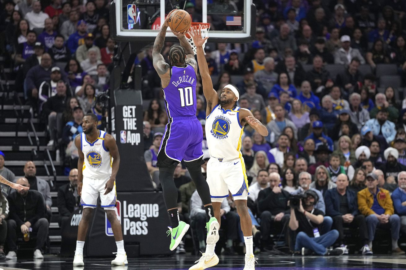 Moses Moody contesting a jump shot by DeMar DeRozan. 