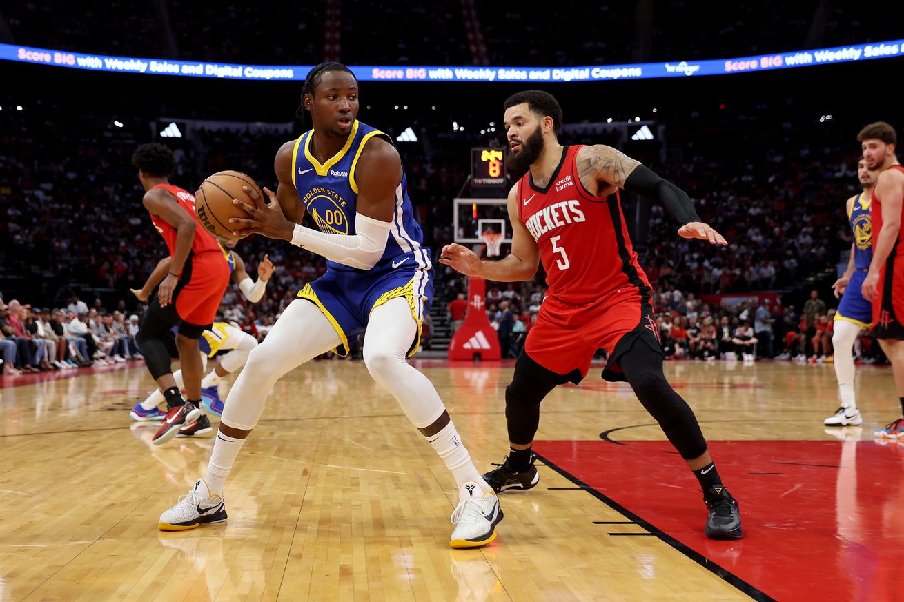 Jonathan Kuminga posting up Fred VanVleet.