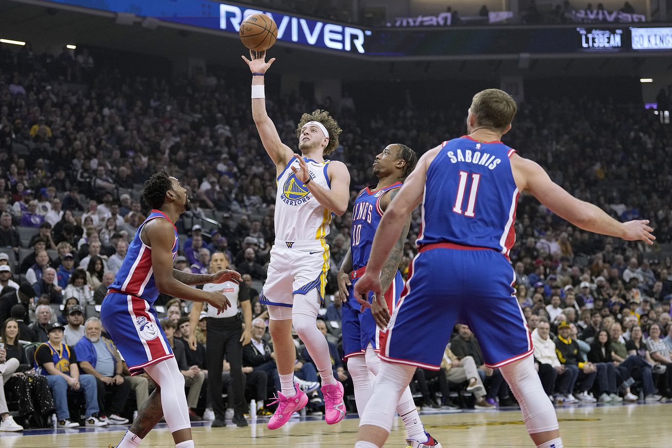 Brandin Podziemski shooting a floater. 