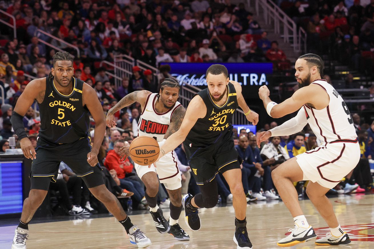 Steph Curry dribbling between two Rockets defenders. 